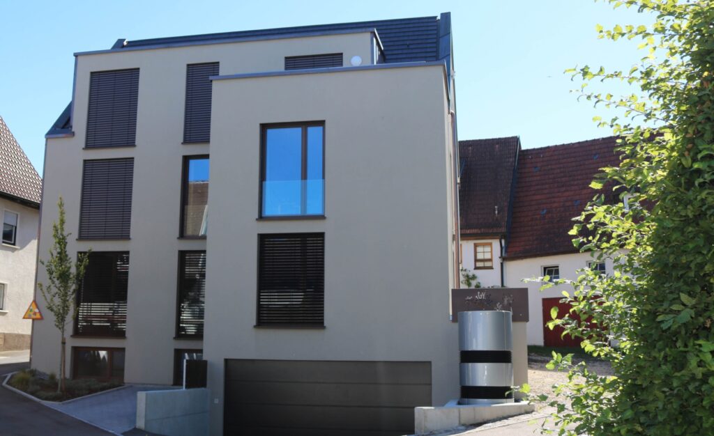 Das energieeffiziente Mehrfamilienhaus kombiniert moderne Gestaltungselemente mit einem der Umgebung angepassten Satteldach
